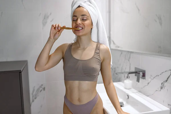 Szczęśliwa Dama Bieliźnie Myje Zęby Stojąc Łazience Używając Przyjaznej Dla — Zdjęcie stockowe