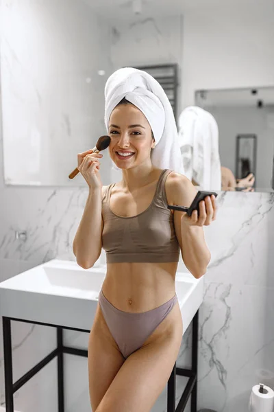 Mujer Joven Sonriente Ropa Interior Haciendo Maquillaje Con Cepillo Rubor —  Fotos de Stock