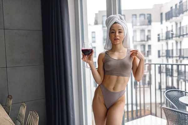 Jolie Jeune Femme Lingerie Sexy Tenant Verre Vin Tout Appuyant — Photo