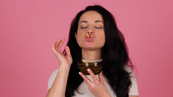 Boldog Csinos Hölgy Pózol Stúdióban Miközben Sült Krumplit Kóstolgat Rózsaszín — Stock videók