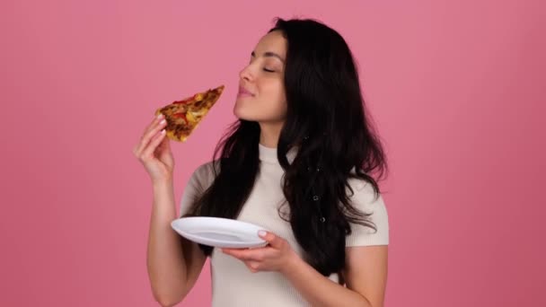 Красивая Женщина Кусает Пиццу Стоя Позируя Студии Розовом Фоне Люди — стоковое видео
