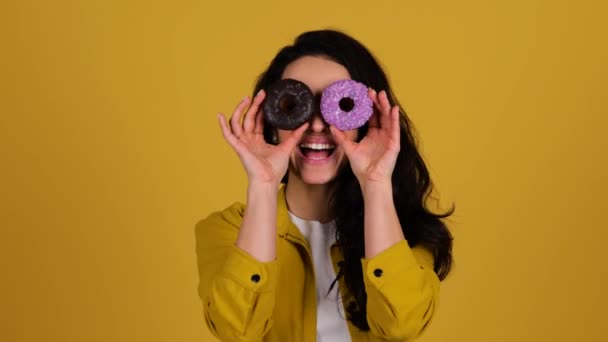 Senhora Engraçada Segurando Dois Donuts Enquanto Cobre Olhos Com Eles — Vídeo de Stock