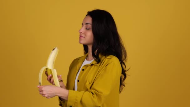 Улыбающаяся Леди Собирается Съесть Банан Очищая Изолированный Желтом Фоне Здоровое — стоковое видео