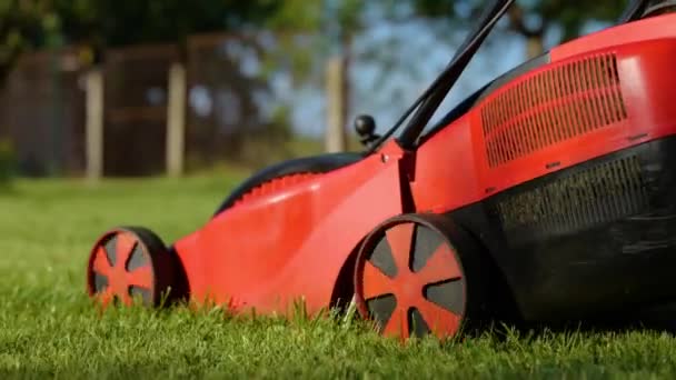 Çim Biçme Makinesinin Yakın Çekimi Bahçede Yeşil Çim Biçen Bir — Stok video