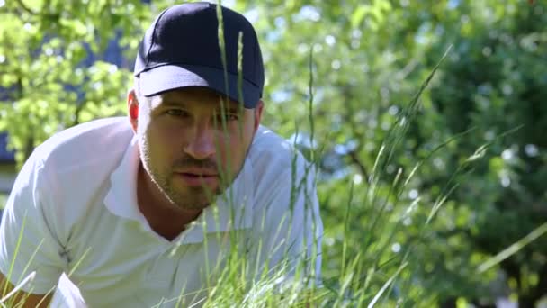Profesjonalny Ogrodnik Przycinający Trawnik Przy Użyciu Nożyczek Strzyżenia Trawy Koncepcja — Wideo stockowe
