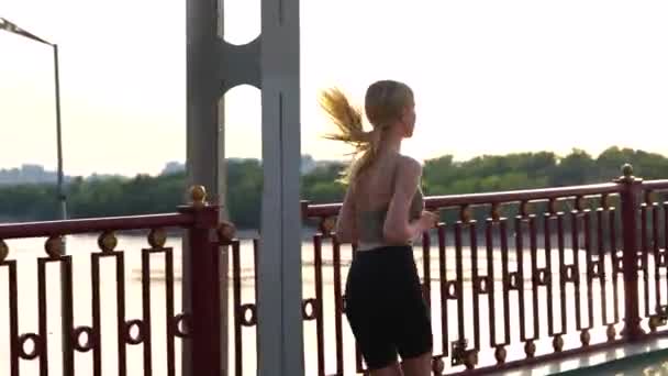 Biała Atletka Biegająca Świeżym Powietrzu Moście Zdrowy Styl Życia Poranne — Wideo stockowe