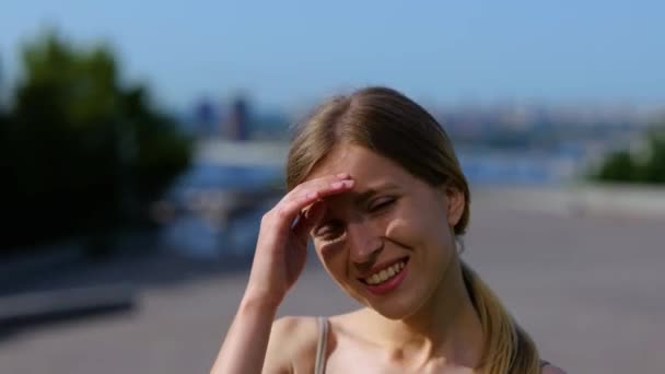 Wanita Kaukasia Tersenyum Berpose Kamera Sambil Menutupi Wajahnya Dari Sinar — Stok Video