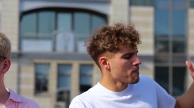 Şişe tutarken ve yaz günü bira içerken çatıda dans eden neşeli gençler. Yaşam tarzı, arkadaşlık, eğlence, açık parti konsepti. Gerçek zamanlı.