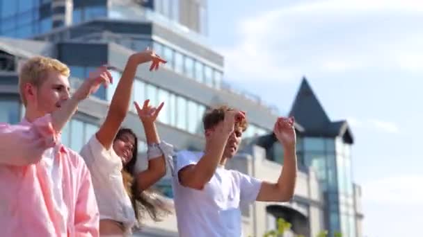 Jeunes Gens Généreux Dansant Tout Passant Temps Sur Terrasse Sur — Video