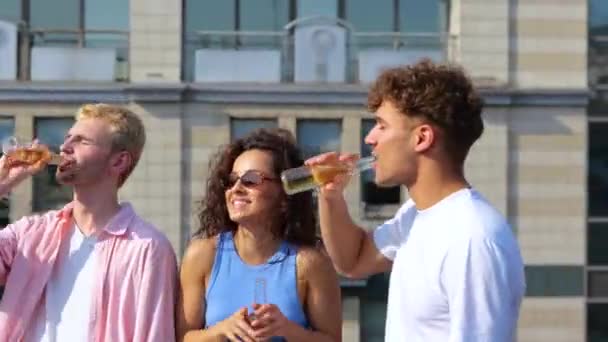 Усміхнені Молоді Чоловіки Жінки Танцюють Тримаючи Пляшки Пивом Під Час — стокове відео