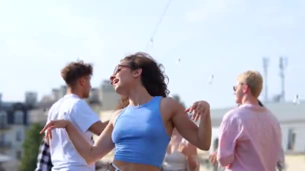 Despreocupada Joven Sonriente Disfrutando Fiesta Mientras Baila Azotea Aire Libre — Vídeo de stock