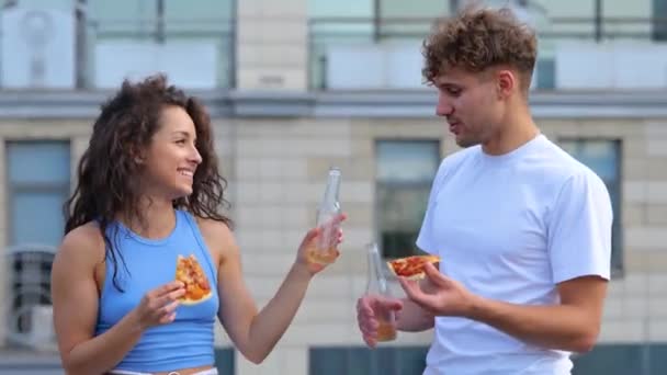 Heureux Jeune Homme Femme Tenant Des Bouteilles Bière Pizza Profitant — Video
