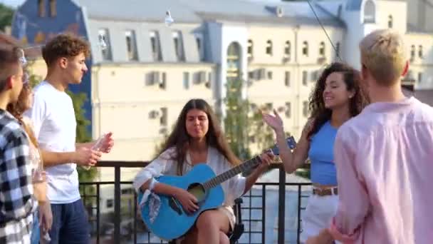 Fröhliche Frau Die Gitarre Spielt Während Ihre Freunde Auf Der — Stockvideo