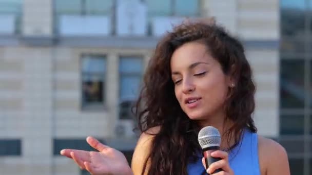 Joyeux Jeune Femme Chantant Une Chanson Tout Utilisant Microphone Homme — Video