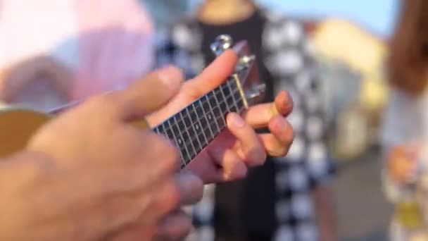 Mains Masculines Tenant Ukulélé Tout Jouant Musique Avec Des Jeunes — Video