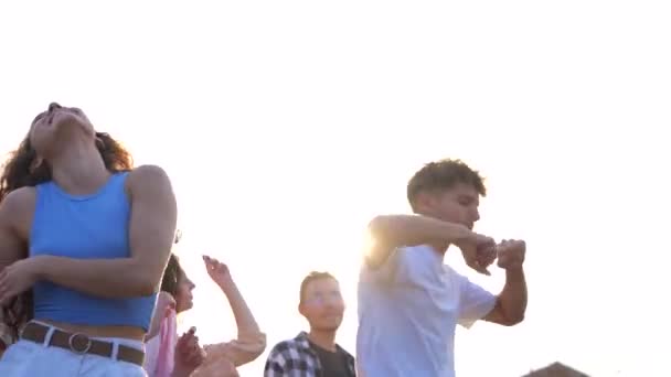 Усміхнені Молоді Чоловіки Жінки Танцюють Рухаються Руками Вечірці Під Відкритим — стокове відео