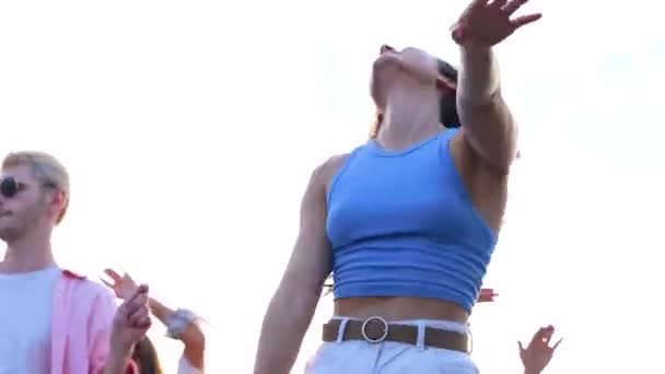 Щасливі Молоді Друзі Розважаються Танцюючи Разом Терасі Відкритому Повітрі Стиль — стокове відео