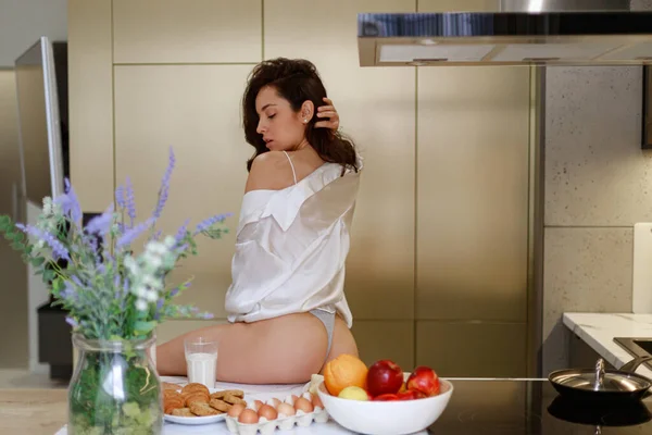 Hermosa Morena Sensual Joven Sentada Sola Mesa Cocina Mientras Mira —  Fotos de Stock