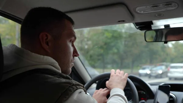 Närbild Kaukasisk Vuxen Man Kör Bil Motorvägen Och Tittar Sidorna — Stockfoto