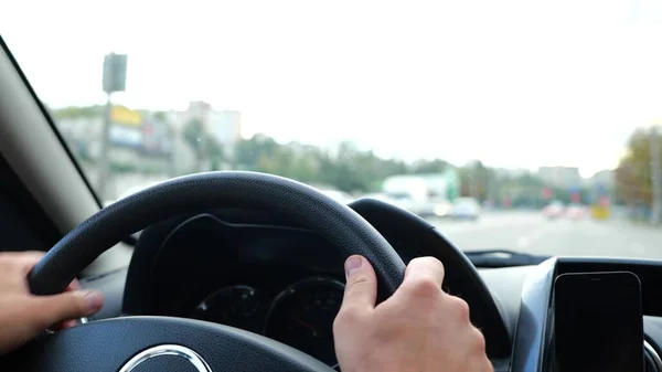 Zblízka Mužské Ruce Volantu Zpomalte Video Muž Řídí Auto Točícím — Stock fotografie