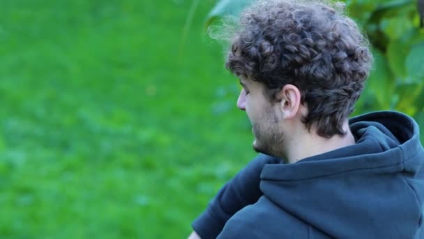 Oldalnézet Fiatal Kaukázusi Férfi Masszírozza Lábát Zöld Parkban Betonpadon Sportoló — Stock videók