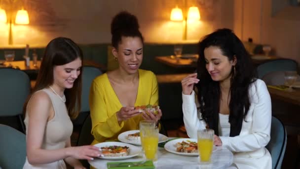 Счастливые Красивые Женщины Отдыхают Коктейлями Сидя Ресторане Кусая Брускетты Встреча — стоковое видео