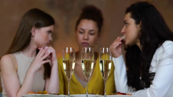 Femeile Drăguțe Stăteau Restaurant Timp Luau Cina Concentrați Ochelarii Șampanie — Videoclip de stoc