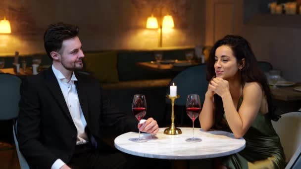 Gelukkige Mooie Vrouw Jurk Knappe Man Pak Die Romantisch Dineren — Stockvideo