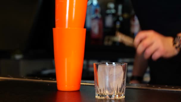 Barmen Büyük Bir Buz Parçasını Kokteyl Bardağına Koydu Barmen Gece — Stok video