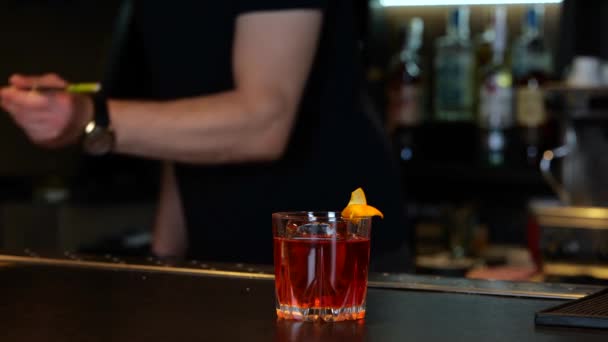 Barmen Gece Kulübündeki Bar Tezgahında Büyük Buzlu Portakal Aromalı Kokteyl — Stok video