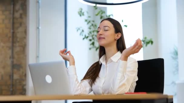 Modern Ofiste Rahatlatıcı Bir Çalışma Kafkasyalı Uzun Siyah Saçlı Güzel — Stok video