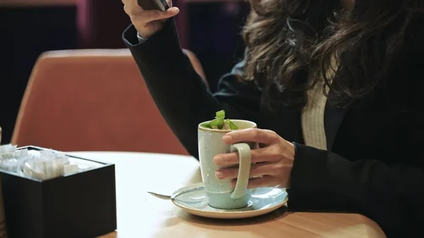 Close Slow Motion Beautiful Caucasian Woman Sitting Modern Cafe Lot — Stockfoto