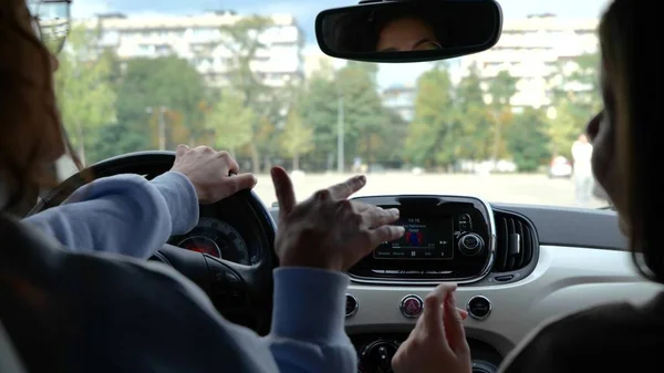 Rückenansicht Von Zwei Frauen Die Einem Auto Sitzen Und Während — Stockfoto