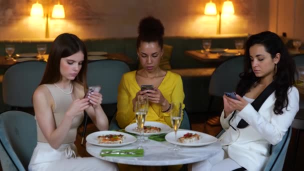 現代のレストランで夕食をとる女性は 忙しく 携帯電話でタイピングしています 友人との出会い ライフスタイル 友情コンセプト スローモーション — ストック動画