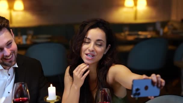 Glimlachende Jonge Man Vrouw Die Uitgaan Het Restaurant Terwijl Toosten — Stockvideo