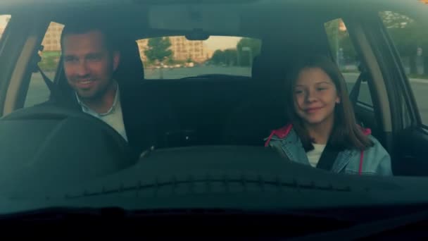 Mosolygó Apa Lánya Együtt Autóznak Hétvégén Jobb Kormányos Kocsi Életstílus — Stock videók