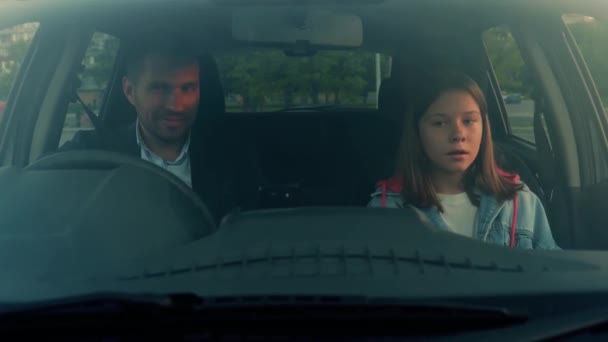 Gyerek Aranyos Lány Beszáll Kocsiba Használja Biztonsági Övet Miközben Megy — Stock videók