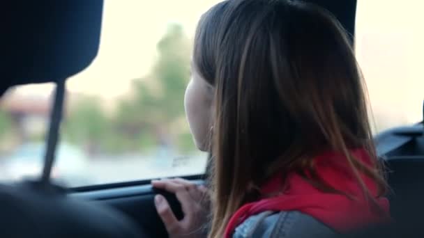 Menina Bonito Apreciando Vista Para Fora Janela Carro Enquanto Sentado — Vídeo de Stock