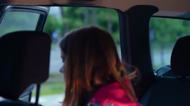 Adolescente Feminina Usando Máscara Protetora Enquanto Senta Banco Trás Carro — Vídeo de Stock