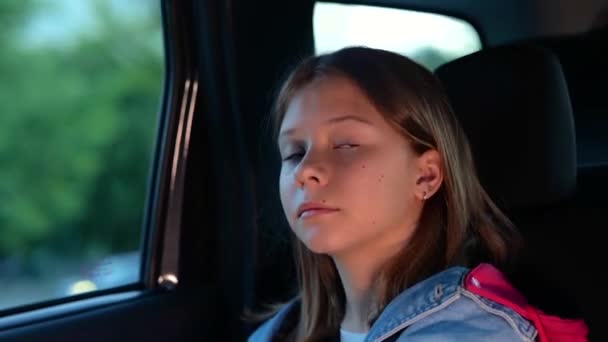 Adolescente Regardant Par Fenêtre Temps Temps Pendant Trajet Voiture Assise — Video