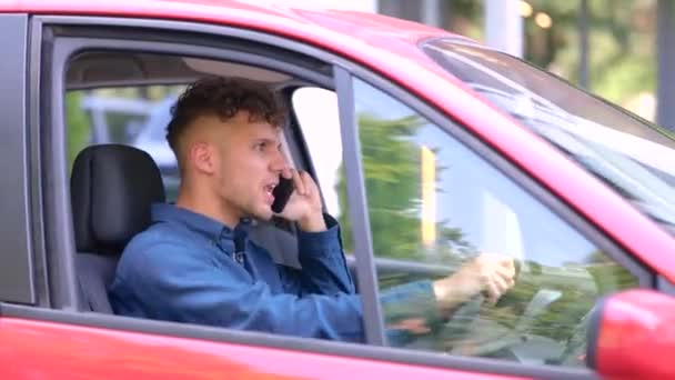 Boze Man Aan Het Praten Mobiele Telefoon Terwijl Hij Auto — Stockvideo