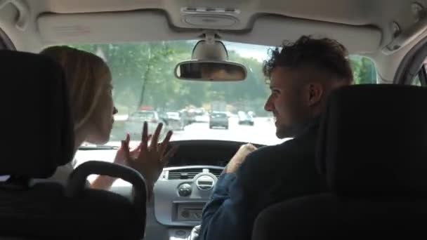 Młody Mężczyzna Prowadzi Kobietą Jeździ Samochodem Para Ciesząca Się Muzyką — Wideo stockowe