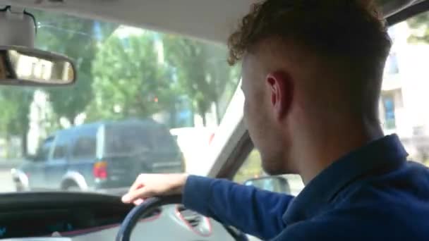 Młody Człowiek Trzymający Kierownicę Ręcznie Podczas Jazdy Samochodem Mieście Prawy — Wideo stockowe