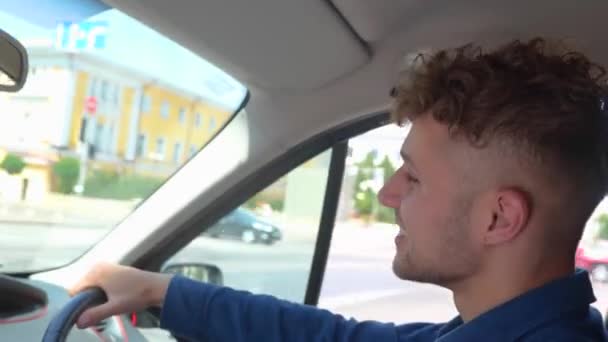 Uśmiechnięty Facet Cieszący Się Jazdą Samochodem Mieście Ręka Kierownicy Prawy — Wideo stockowe