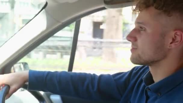 Jeune Homme Attrayant Souriant Conduisant Véhicule Regardant Sur Route Travers — Video