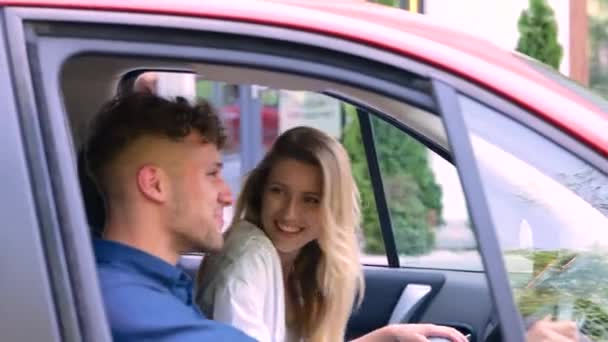 Uśmiechnięta Młoda Para Rozmawiająca Sobą Podczas Podróży Samochodem Bawiąca Się — Wideo stockowe