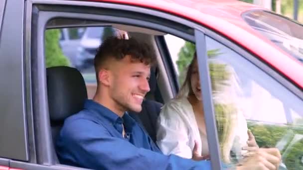 Lächelnde Hübsche Dame Die Auto Sitzt Während Sie Das Gespräch — Stockvideo