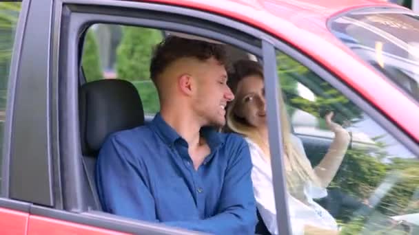 Glimlachend Liefdevol Paar Vastgemaakt Met Veiligheidsgordels Auto Klaar Voor Reis — Stockvideo