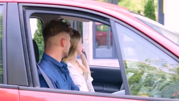 快乐的年轻女士准备好了旅行和使用安全带 看着她的男朋友在车上 右手驾驶汽车 关系概念 — 图库视频影像