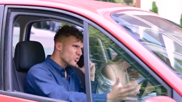 Młody Mężczyzna Kobieta Siedzą Samochodzie Używają Telefonów Komórkowych Facet Przeklina — Wideo stockowe